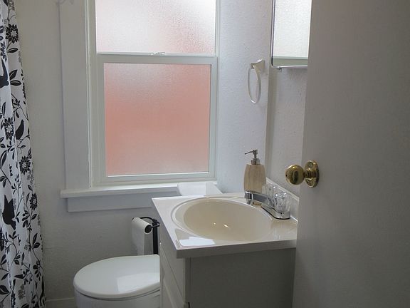 4th image of 548 E Bridgeport Ave