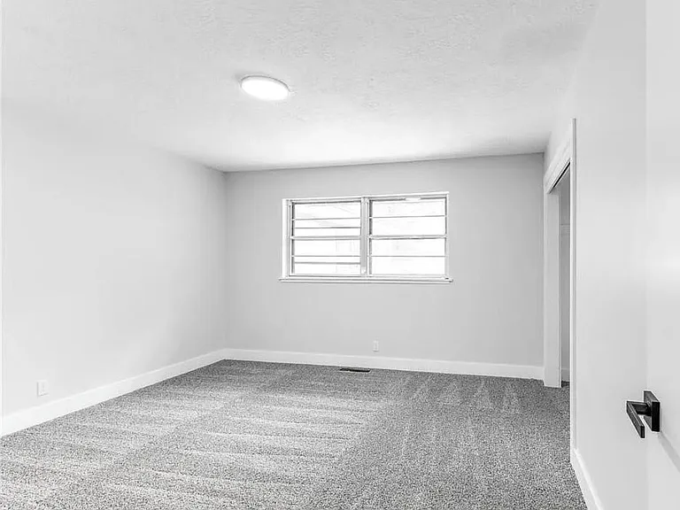 143 N Westchester Ave — Photo 13