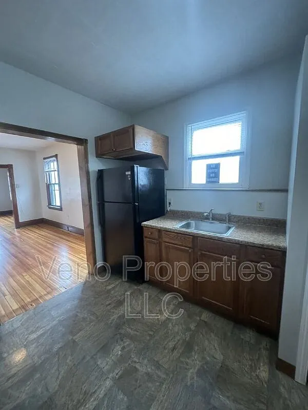 3 bed, 1.0 bath, $1,600 — Photo 3