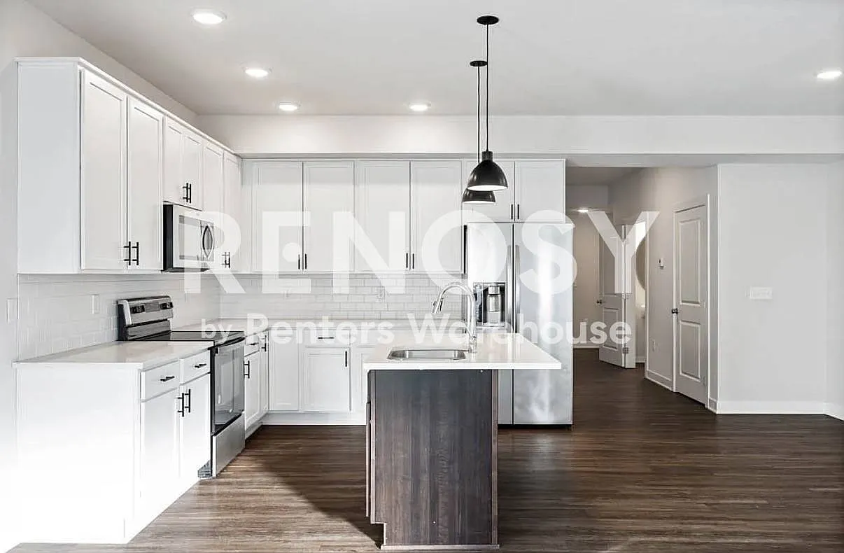 Three Bedroom Townhouse — Photo 2