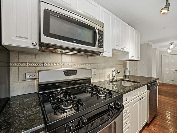 3rd image of 435 W Oakdale Ave APT 2C