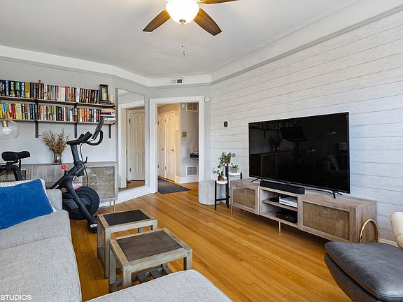 4th image of 722 W Oakdale Ave APT 3F