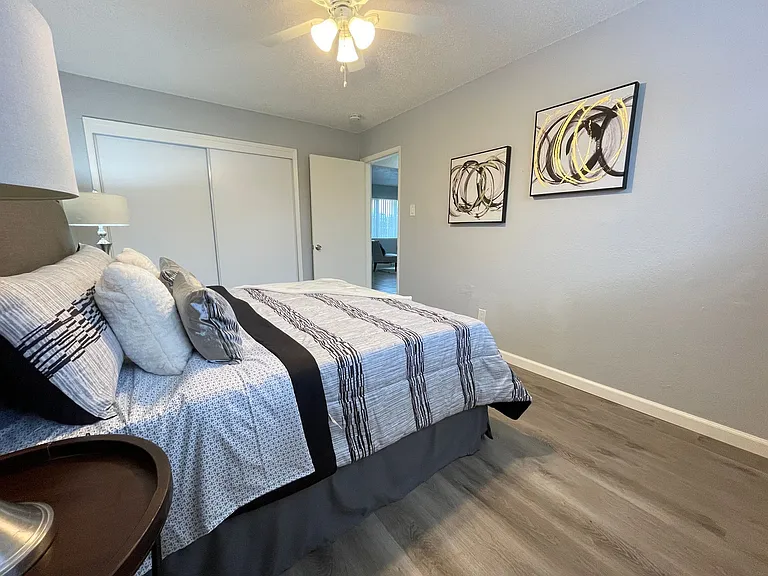 Lone Pine Apartments — Photo 7