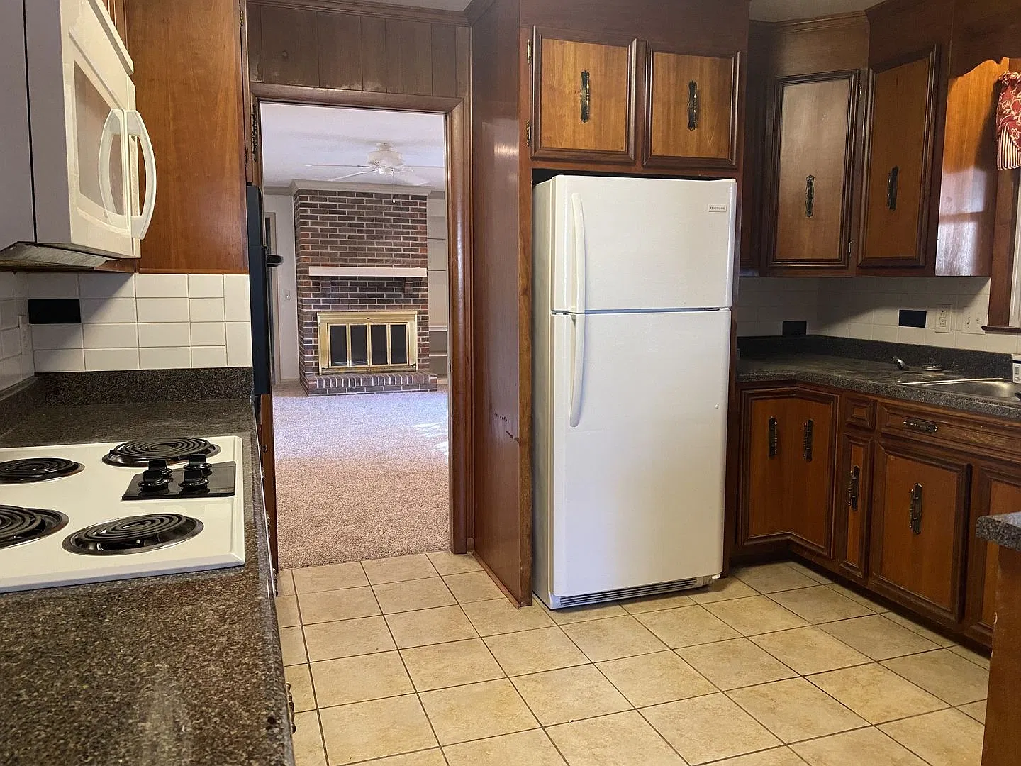Large home in quiet neighborhood — Photo 4