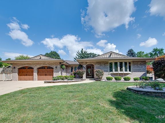 3rd image of 885 Brewster Ln