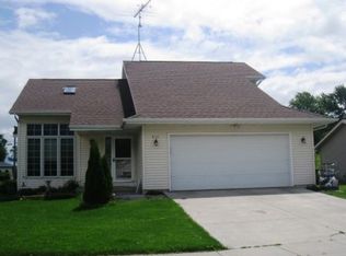 914 Meadowood Ln, Jefferson, WI 53549