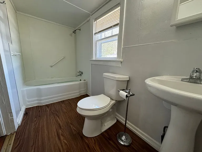 208 N Ave NE — Photo 13