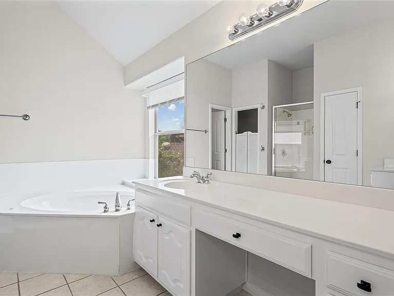 10700 Pointe View Dr — Photo 22