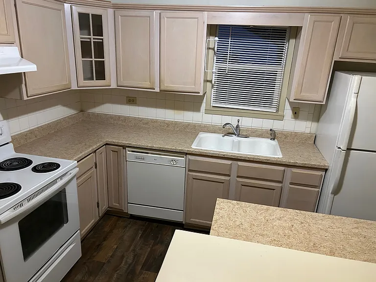 808 N Sheridan St — Photo 3