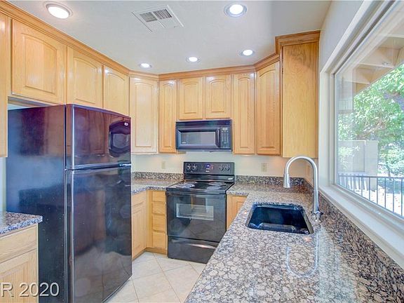 5th image of 521 Woodcrest Ct