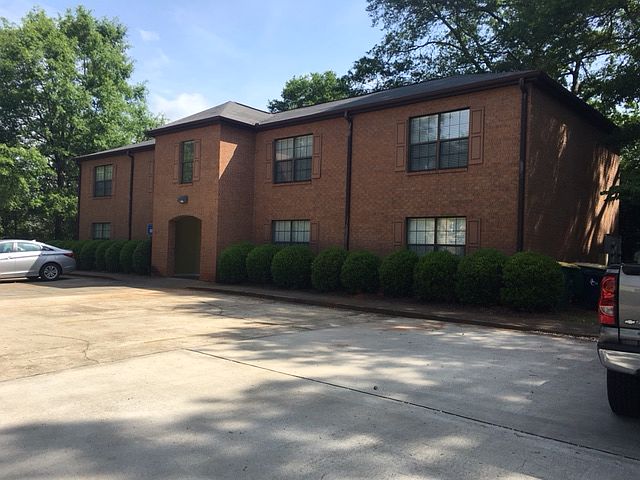 Quiet location near Milledge Avenue. Only 4 units in the building. All back up to beautiful trees offering amazing privacy.