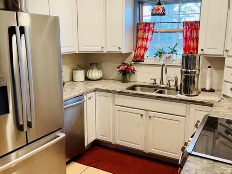 102 Riverbend Dr — Photo 2