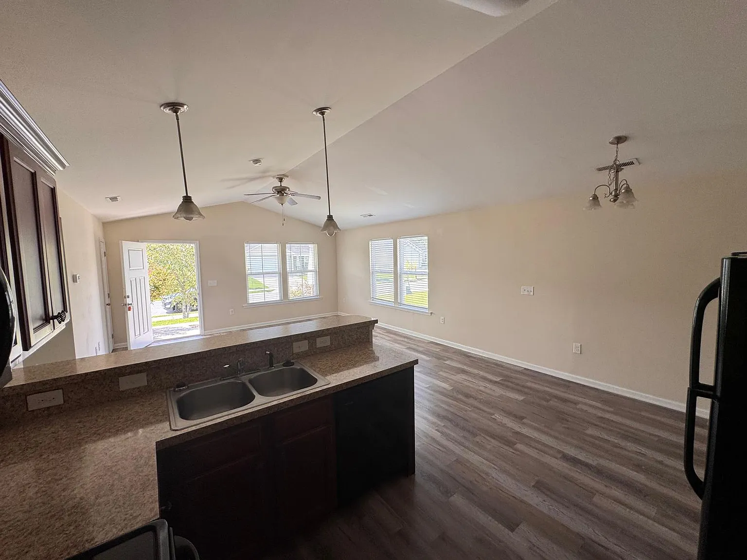 3 bed, 1600 sqft, $1,800 — Photo 2