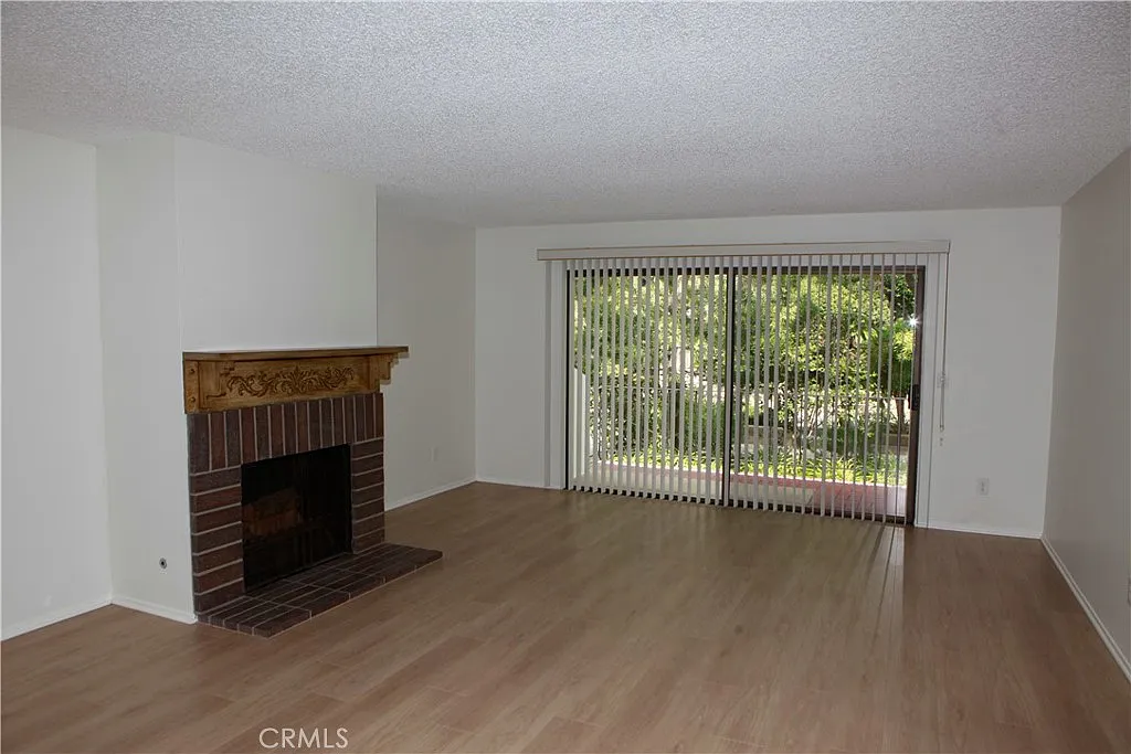 3 bed, 2.5 bath, 1974 sqft, $4,700 — Photo 3