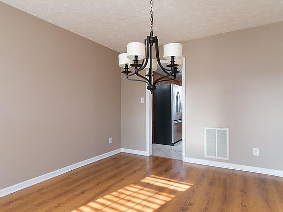 5th image of 573 Bushwood Dr