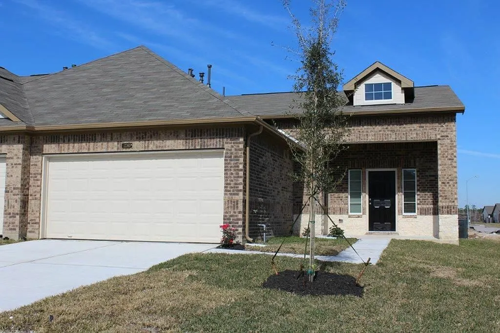 Bavaria Townhomes — Photo 3