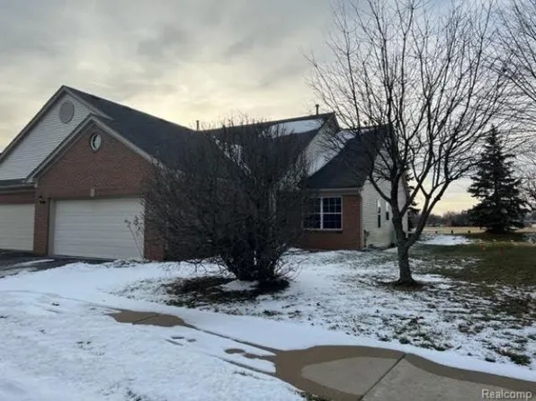 33230 Forest Park Dr, Wayne, MI 48184