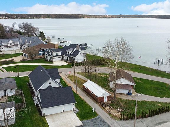4th image of 1207 W Shore Dr