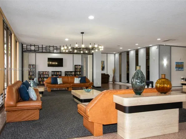 137 Golden Isles Dr APT 408, Hallandale Beach, FL 33009