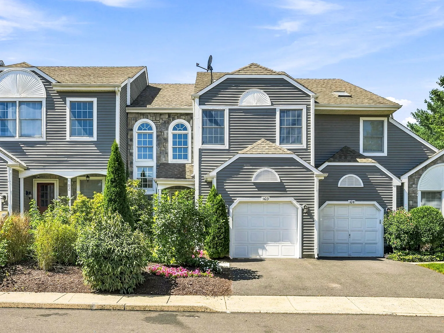 3 bed, 2.5 bath, 2200 sqft, $3,950 — Photo 1