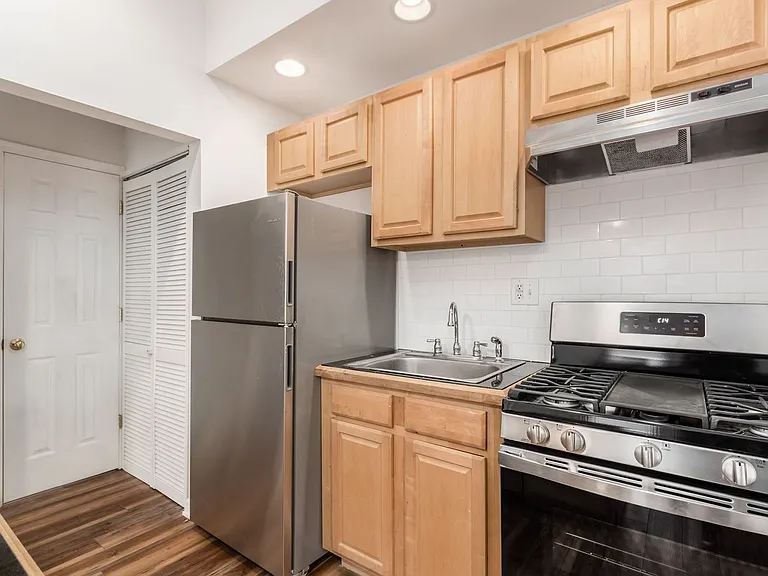 981 Highland St — Photo 11