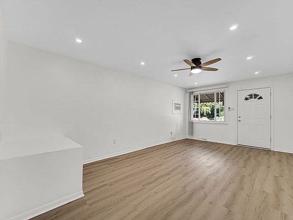 4th image of 2842 Schrage Ave