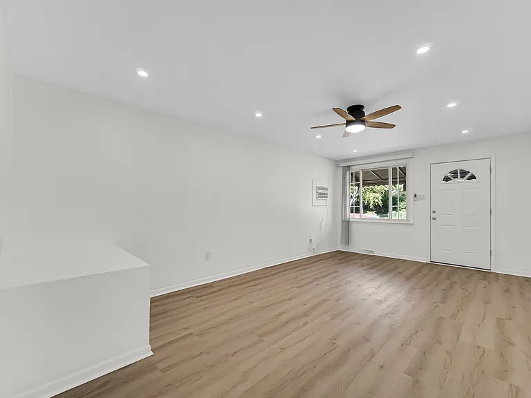 2842 Schrage Ave — Photo 4