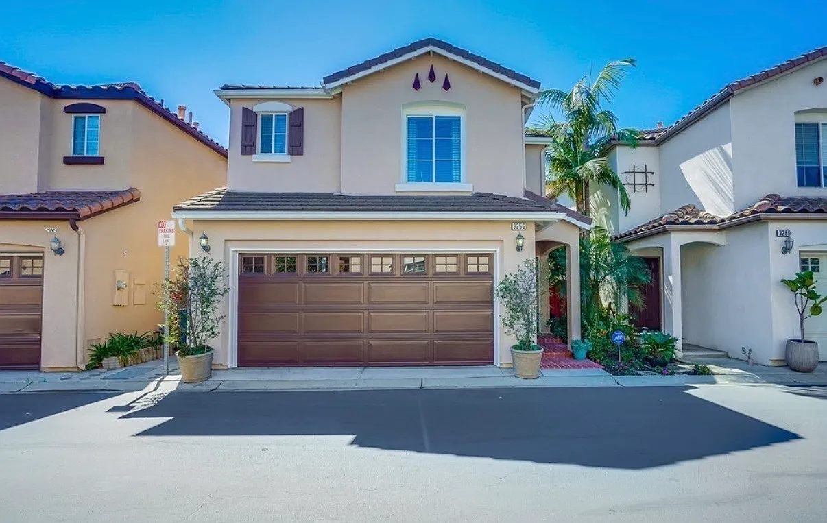 3 bed, 2.5 bath, 1376 sqft, $4,300 — Photo 3