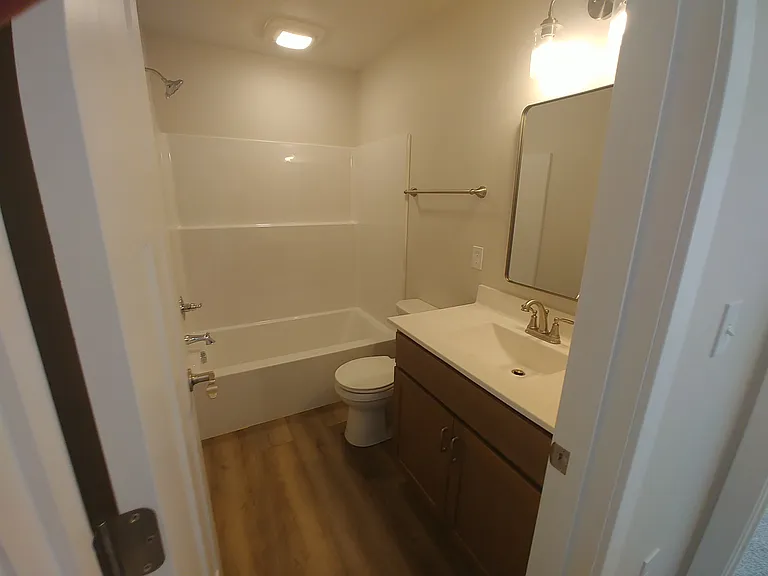 1421 W Todd Ln — Photo 8