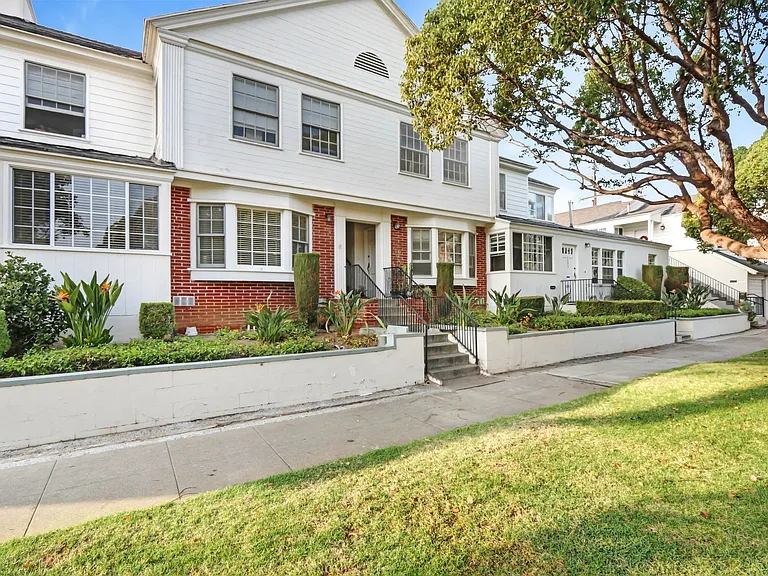 1201 Washington Ave - architectural building North of Wilshire in Santa Monica! — Photo 3