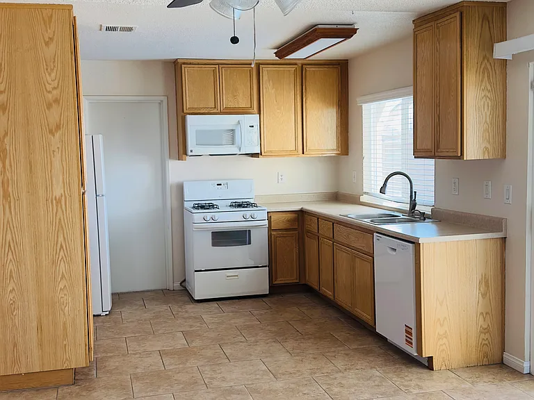 44035 Rodin Ave — Photo 7