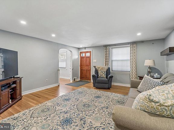 3rd image of 42 Greenhill Rd