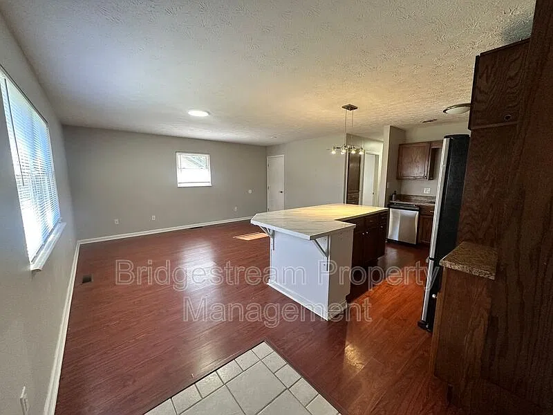 2 bed, 1.5 bath, 747 sqft, $1,095 — Photo 2