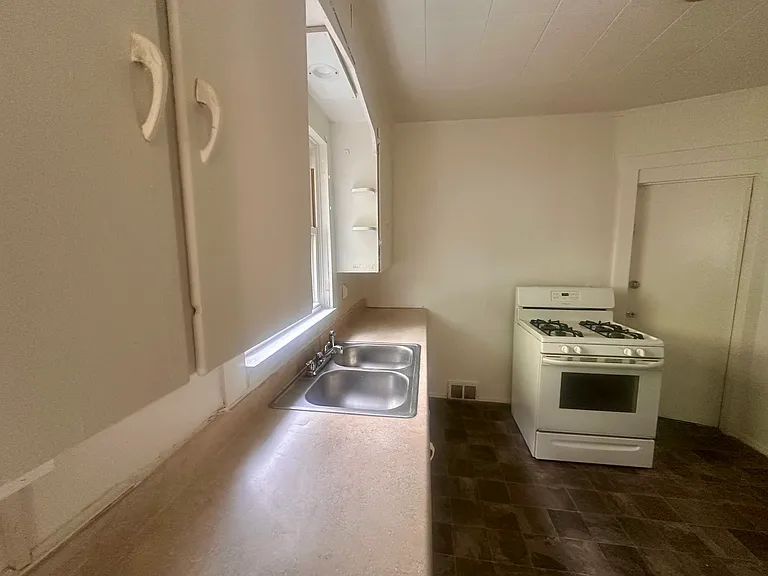 142 Delamaine Dr #1 — Photo 5