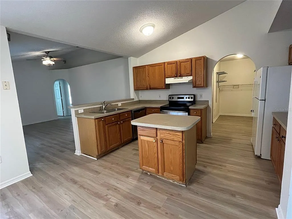 4 bed, 2.0 bath, 1661 sqft, $1,950 — Photo 2