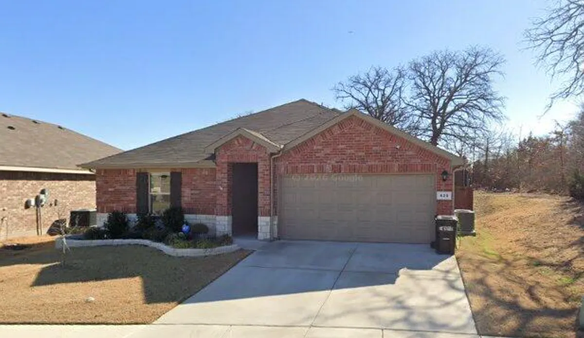 3 bed, 2.0 bath, 1385 sqft, $2,000 — Photo 1