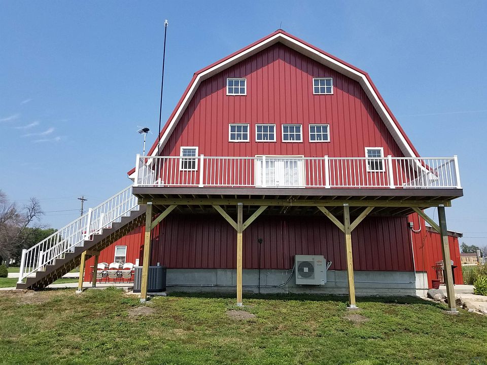 1st image of 104 Main St