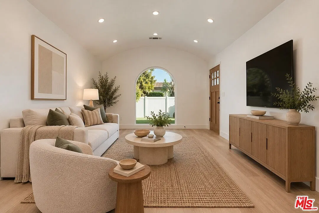 3 bed, 2.0 bath, 1200 sqft, $5,300 — Photo 3