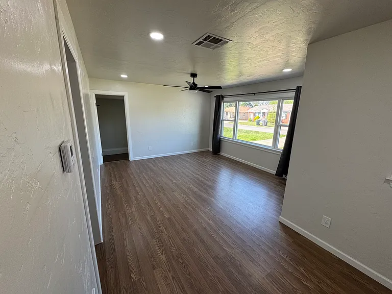 1522 Oxford Way — Photo 3