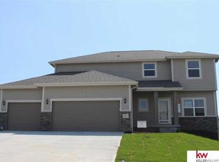19313 Greenleaf St, Gretna, NE 68028