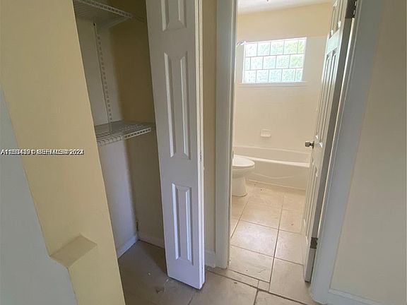 5th image of 933 NE 38th St #3