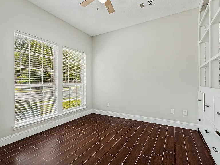 3900 Columbus Dr — Photo 21