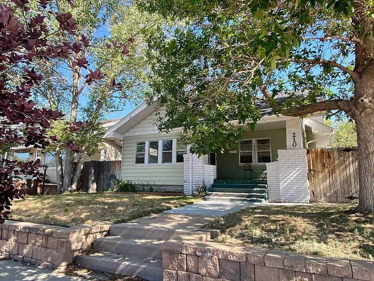 210 E Pershing Blvd #B — Photo 1