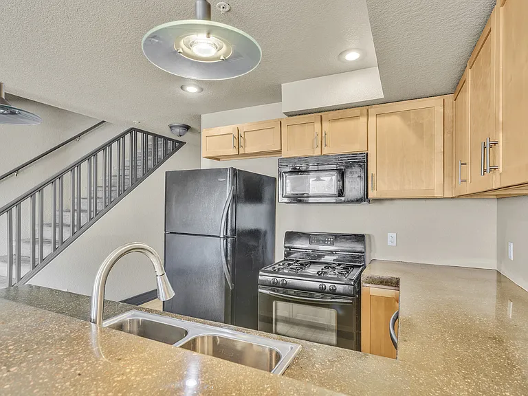 232 N Broadway #10 — Photo 13