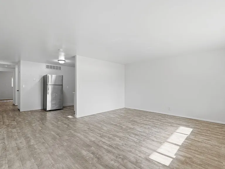 Towne Apartments — Photo 12
