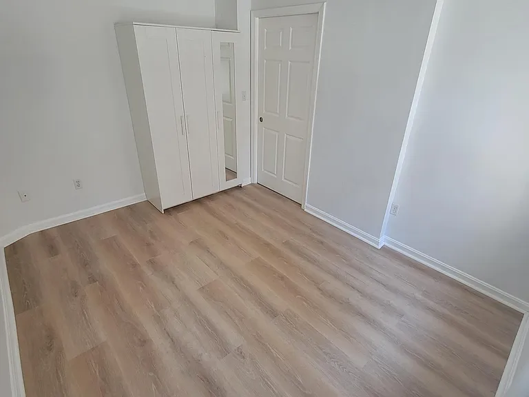 220 Hanover St #5 — Photo 4