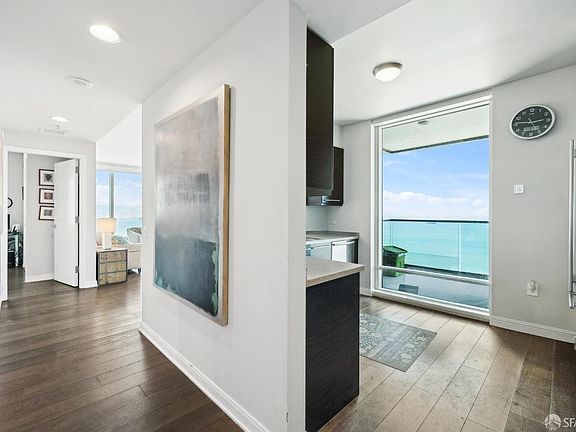 5th image of 425 1st St Unit 4402