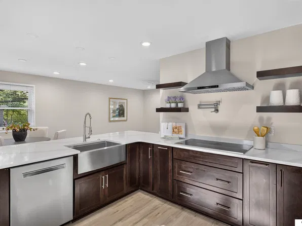 136 Bellevue Blvd S, Bellevue, NE 68005
