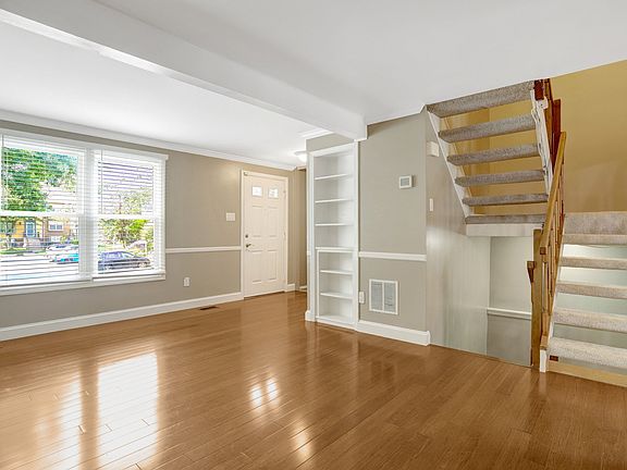 3rd image of 6828 Heatherway Ct