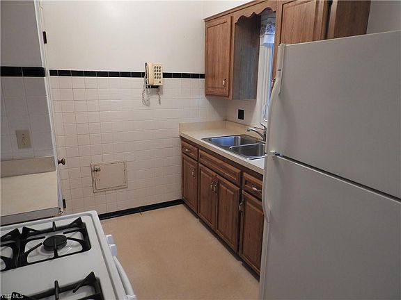 5th image of 16034 Harrison Dr